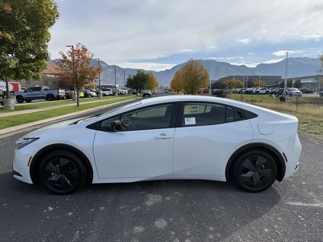 2026 Toyota Prius SE's photo