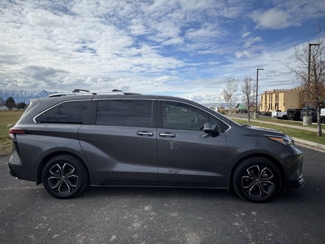 2025 Toyota Sienna Platinum photo 4