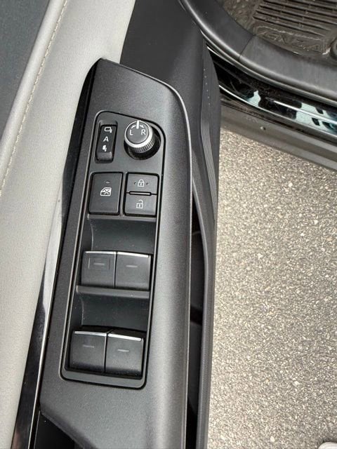 2023 Toyota Venza LE - Photo 15