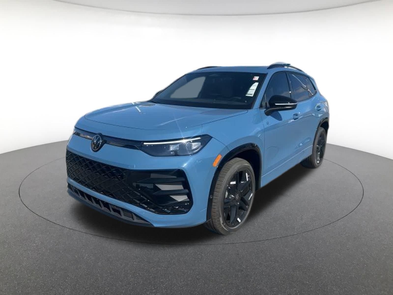 2025 Volkswagen Tiguan SE R-LINE BLACK's photo