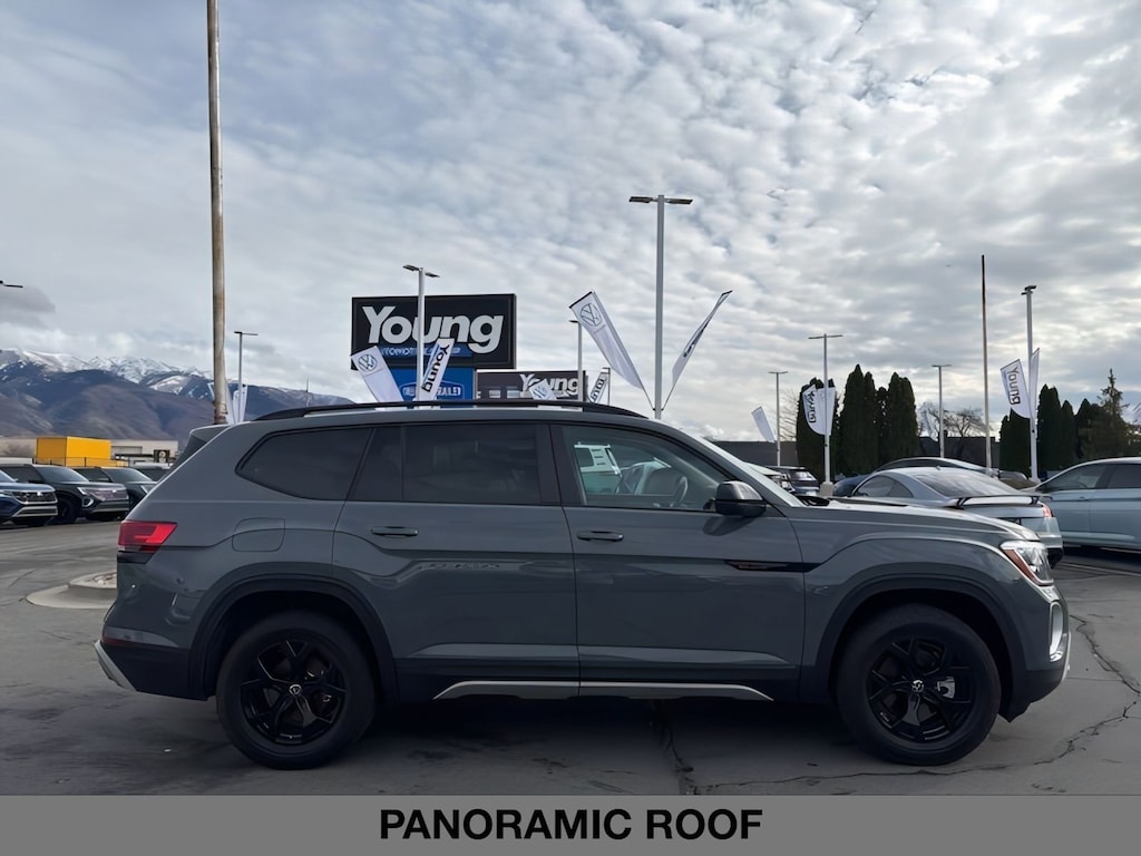2025 Volkswagen Atlas Peak Edition SE photo 2