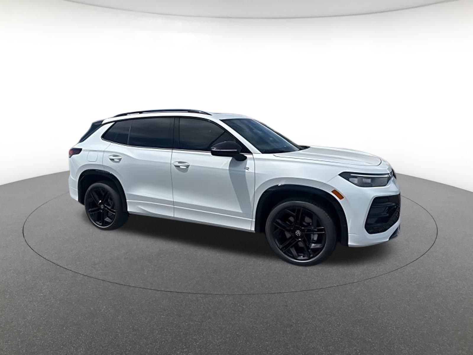 2026 Volkswagen Tiguan 2.0T SE R-Line Black 4Motion's photo