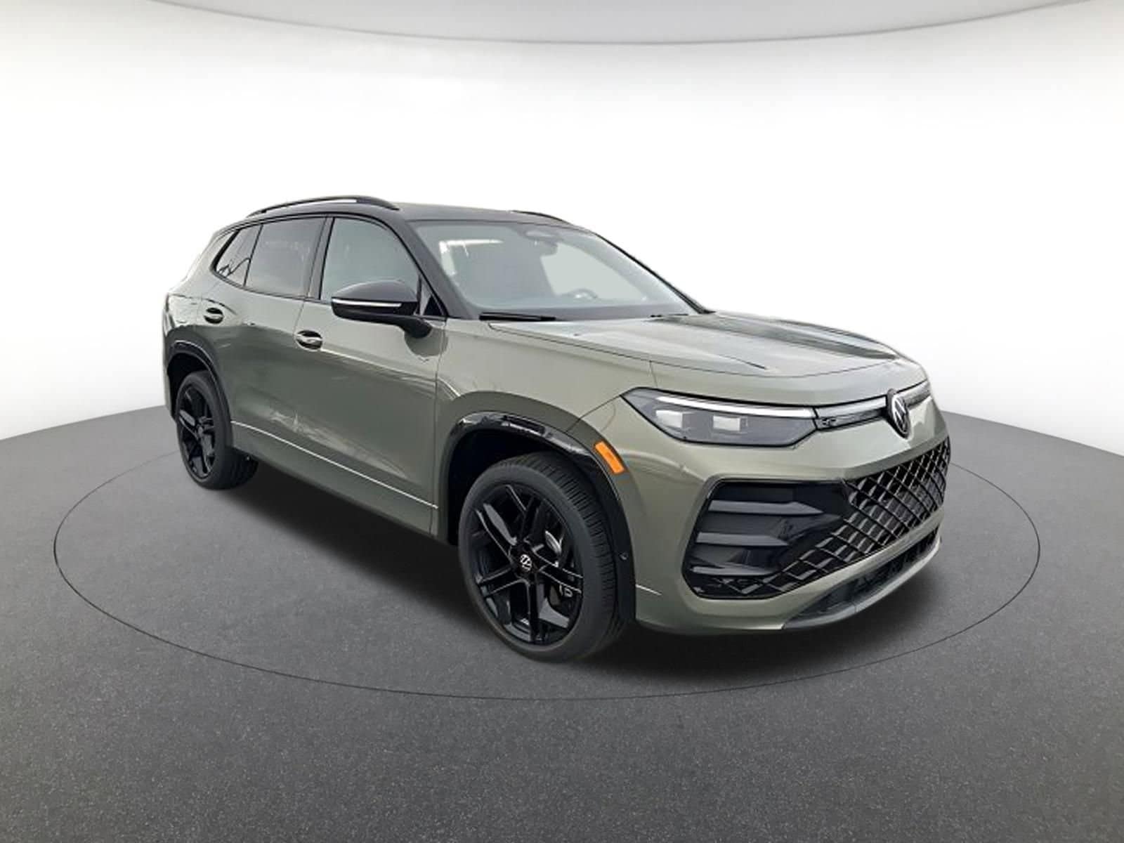 2026 Volkswagen Tiguan SE R-Line Black's photo