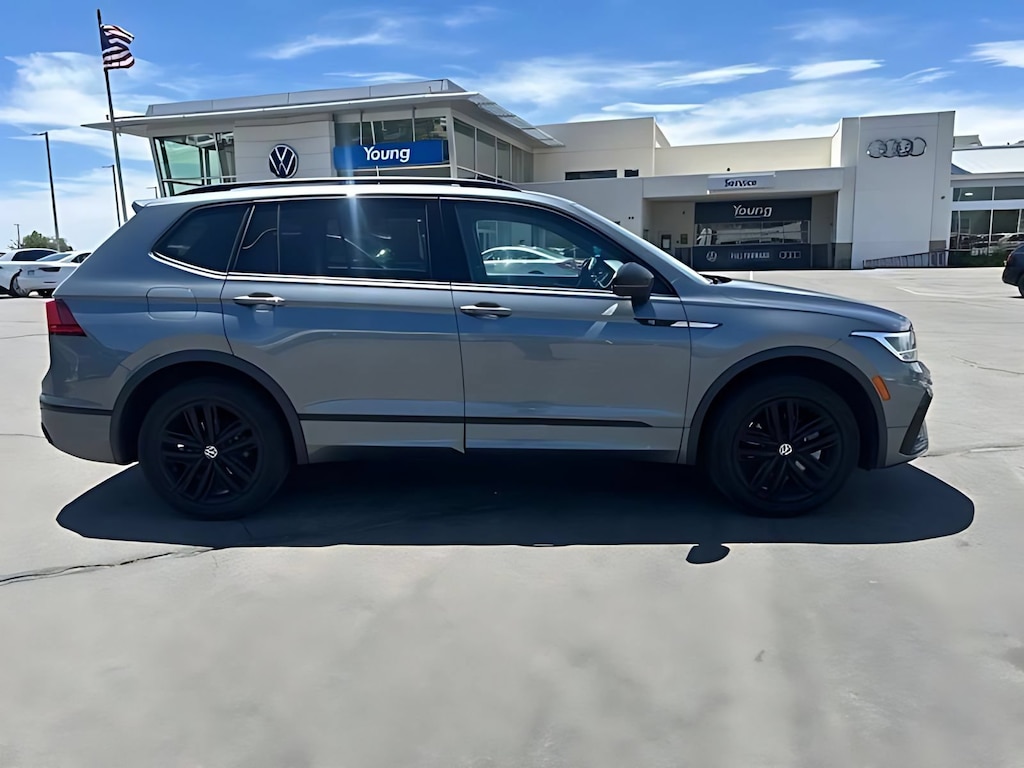 Used 2022 Volkswagen Tiguan SE R-Line Black 2.0T SE R-Line Black 4MOTION