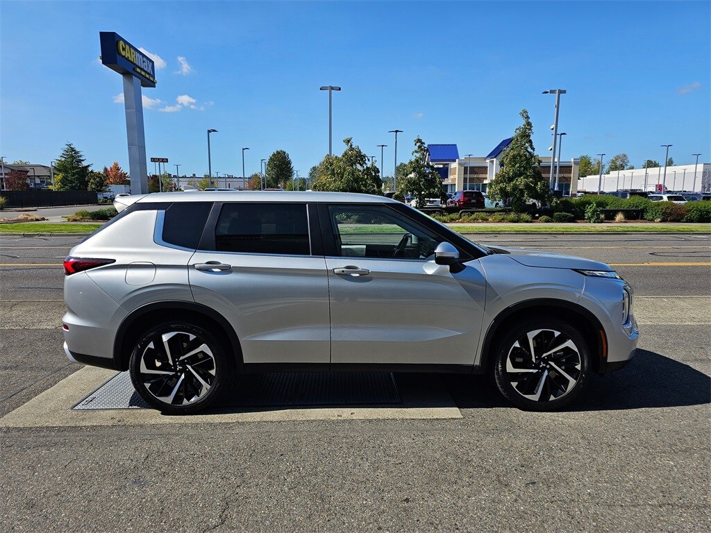 2023 Mitsubishi Outlander SE photo 3