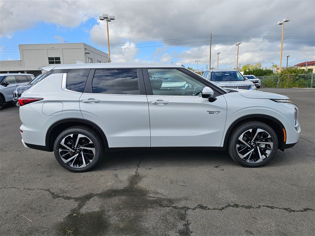 2025 Mitsubishi Outlander PHEV SE photo 4