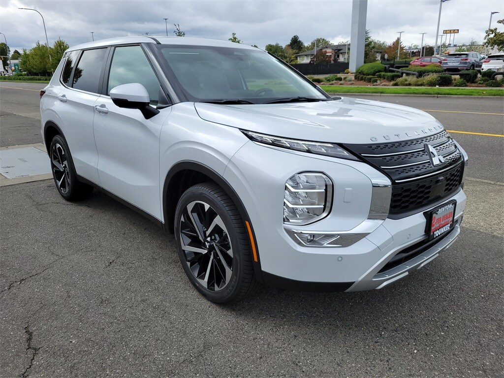 2024 Mitsubishi Outlander SE photo 3