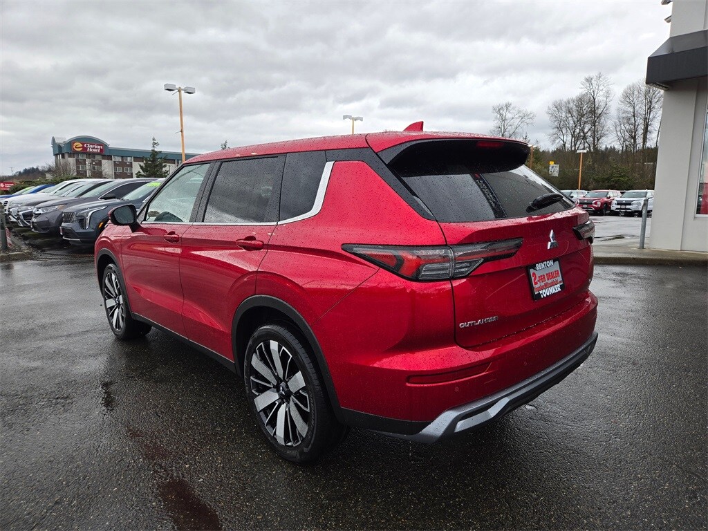 2025 Mitsubishi Outlander SE photo 4