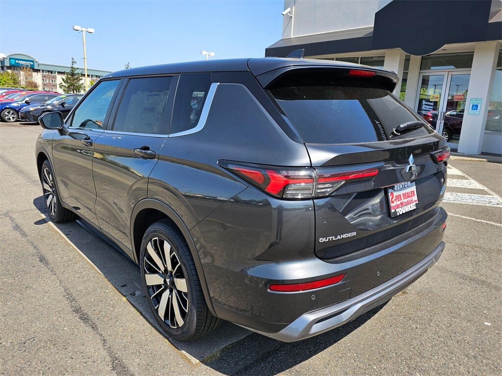 2025 Mitsubishi Outlander SE photo 4