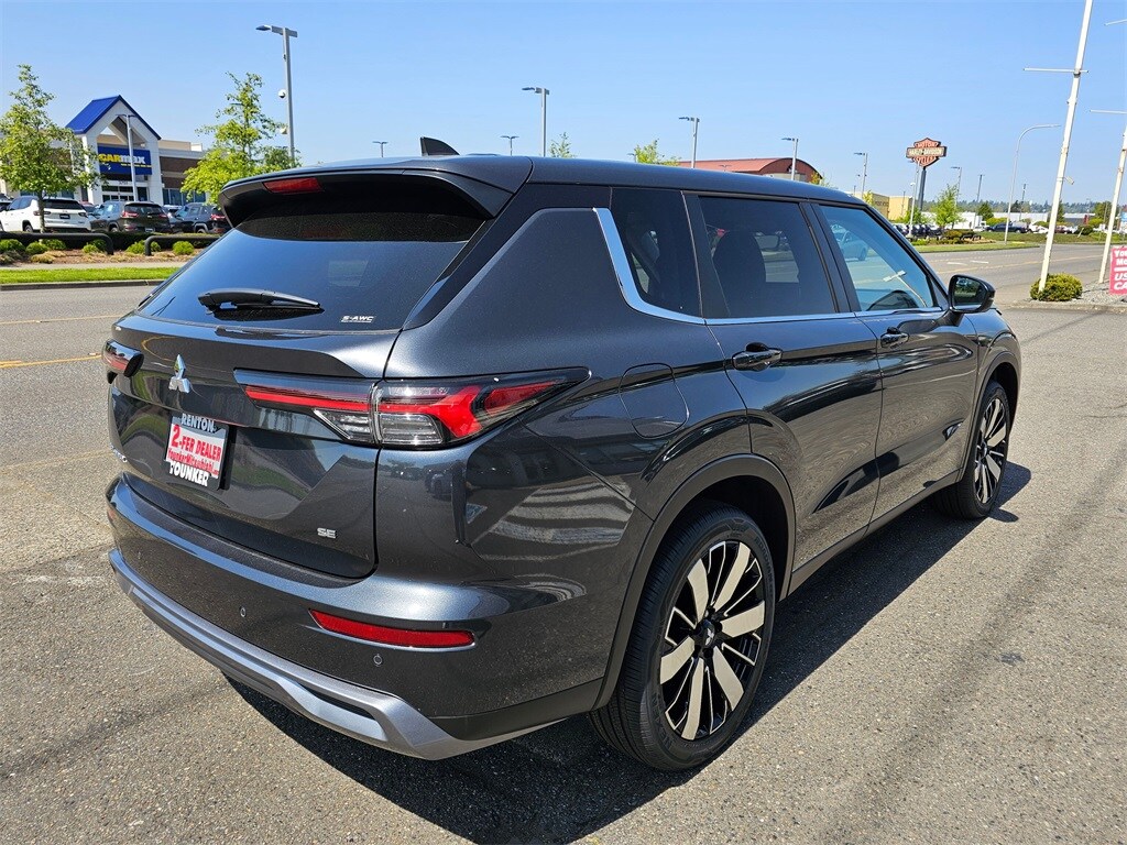 2025 Mitsubishi Outlander SE photo 3