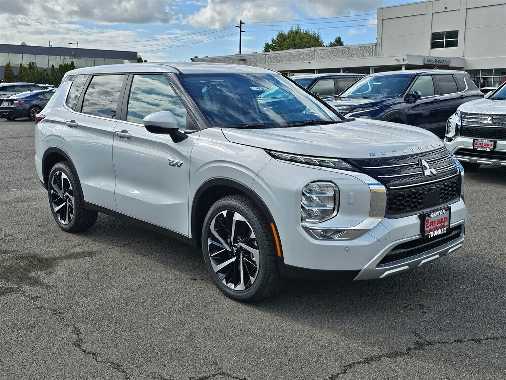 2025 Mitsubishi Outlander PHEV SE photo 3