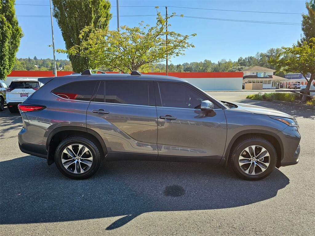 2021 Toyota Highlander XLE photo 3