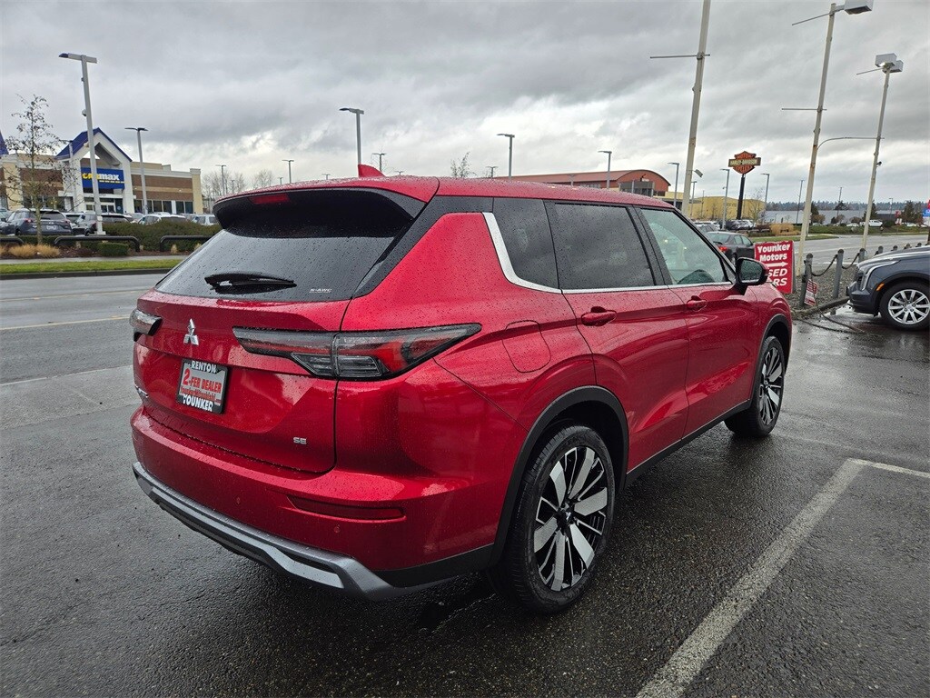 2025 Mitsubishi Outlander SE photo 3