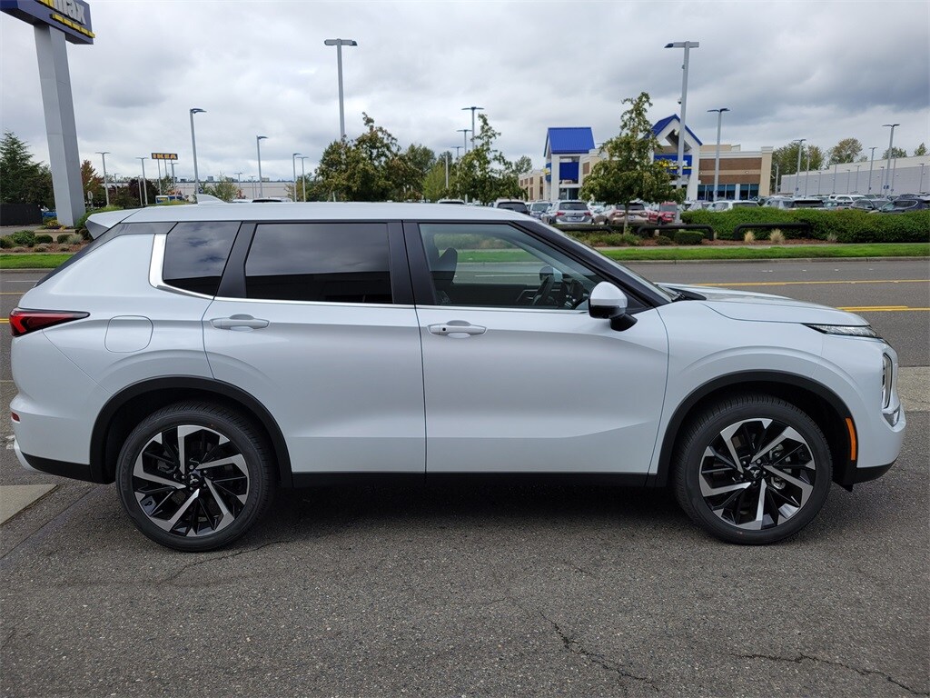 2024 Mitsubishi Outlander SE photo 4