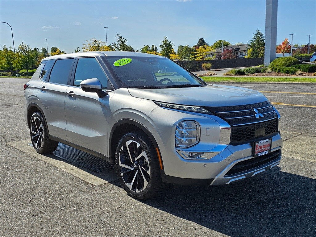 2023 Mitsubishi Outlander SE photo 2