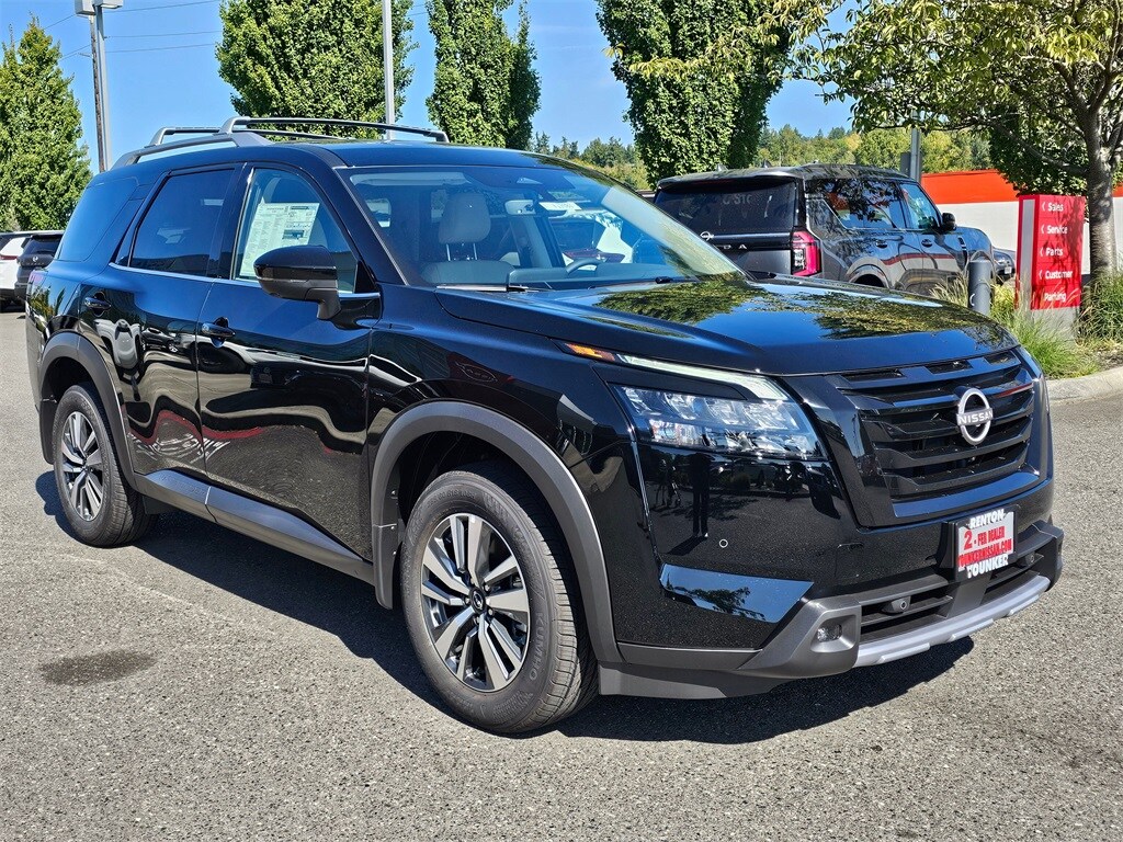 2025 Nissan Pathfinder SL photo 2