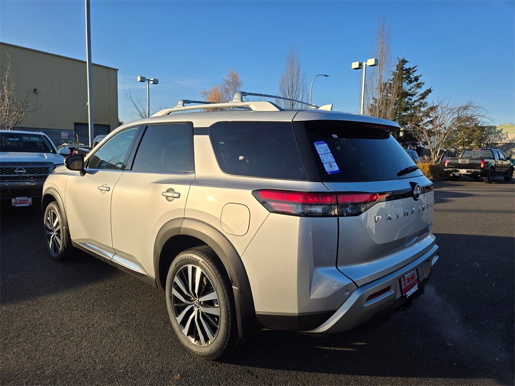 2025 Nissan Pathfinder Platinum photo 4