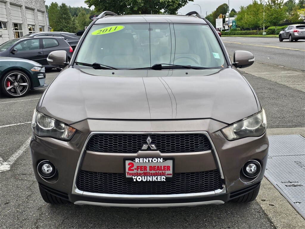2011 Mitsubishi Outlander SE photo 2