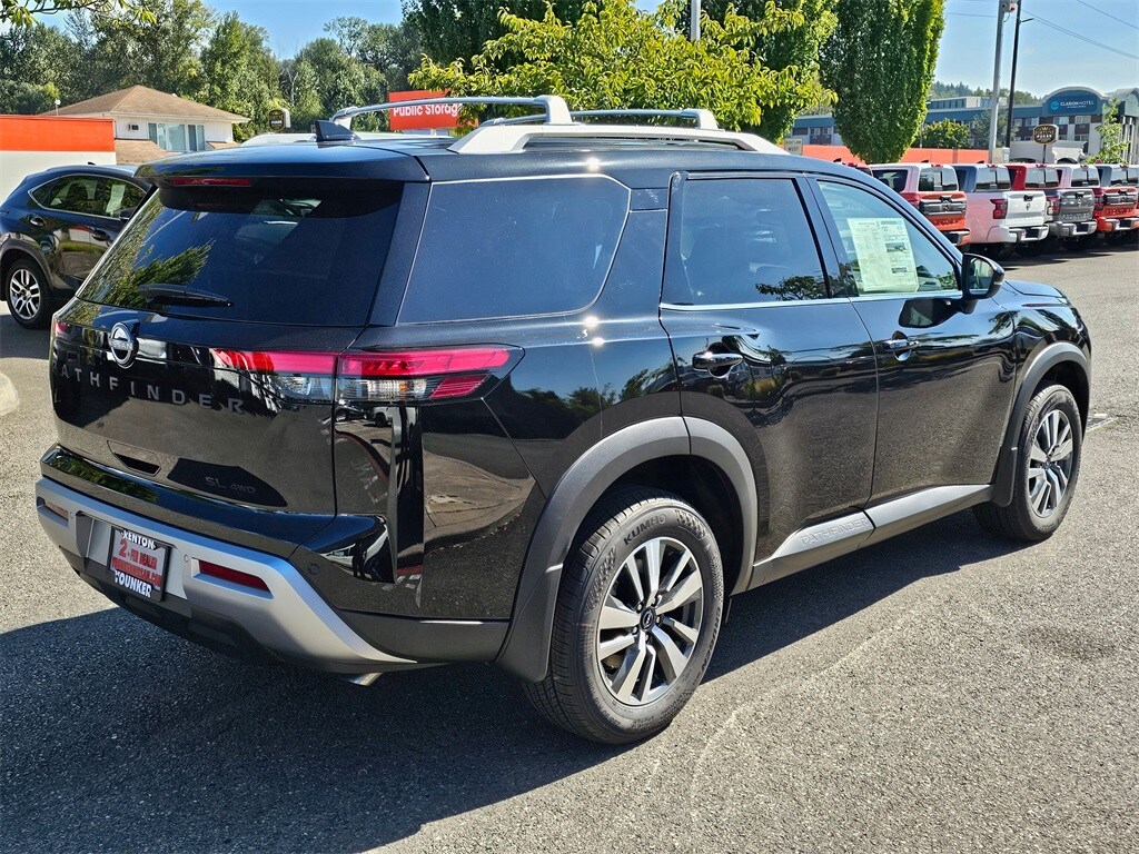 2025 Nissan Pathfinder SL photo 3