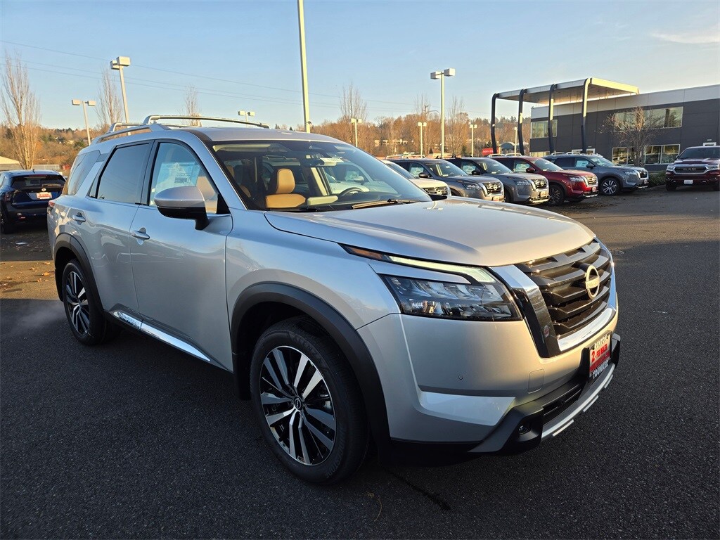 2025 Nissan Pathfinder Platinum photo 2