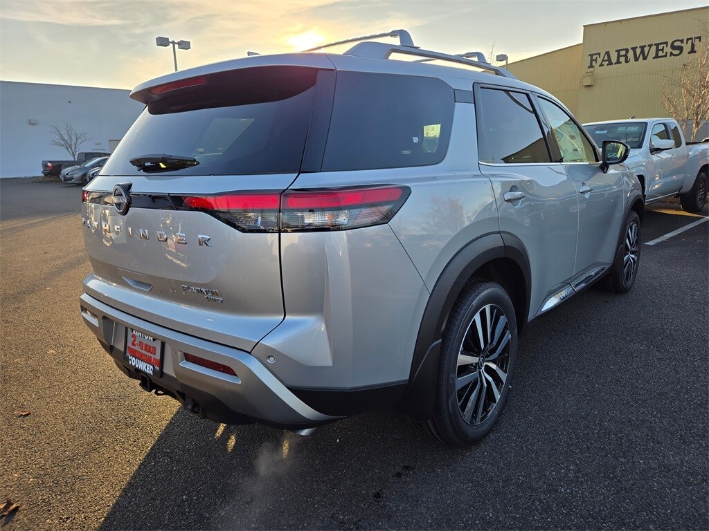 2025 Nissan Pathfinder Platinum photo 3