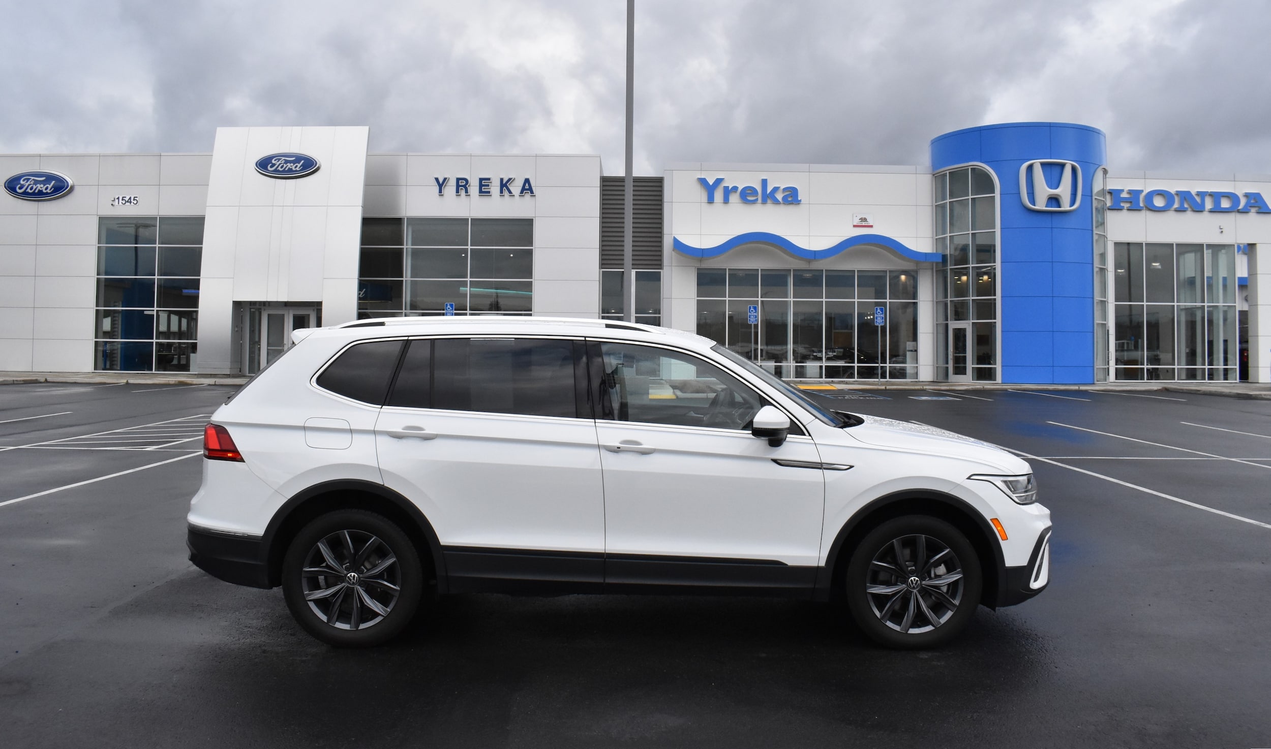 2022 Volkswagen Tiguan SE's photo