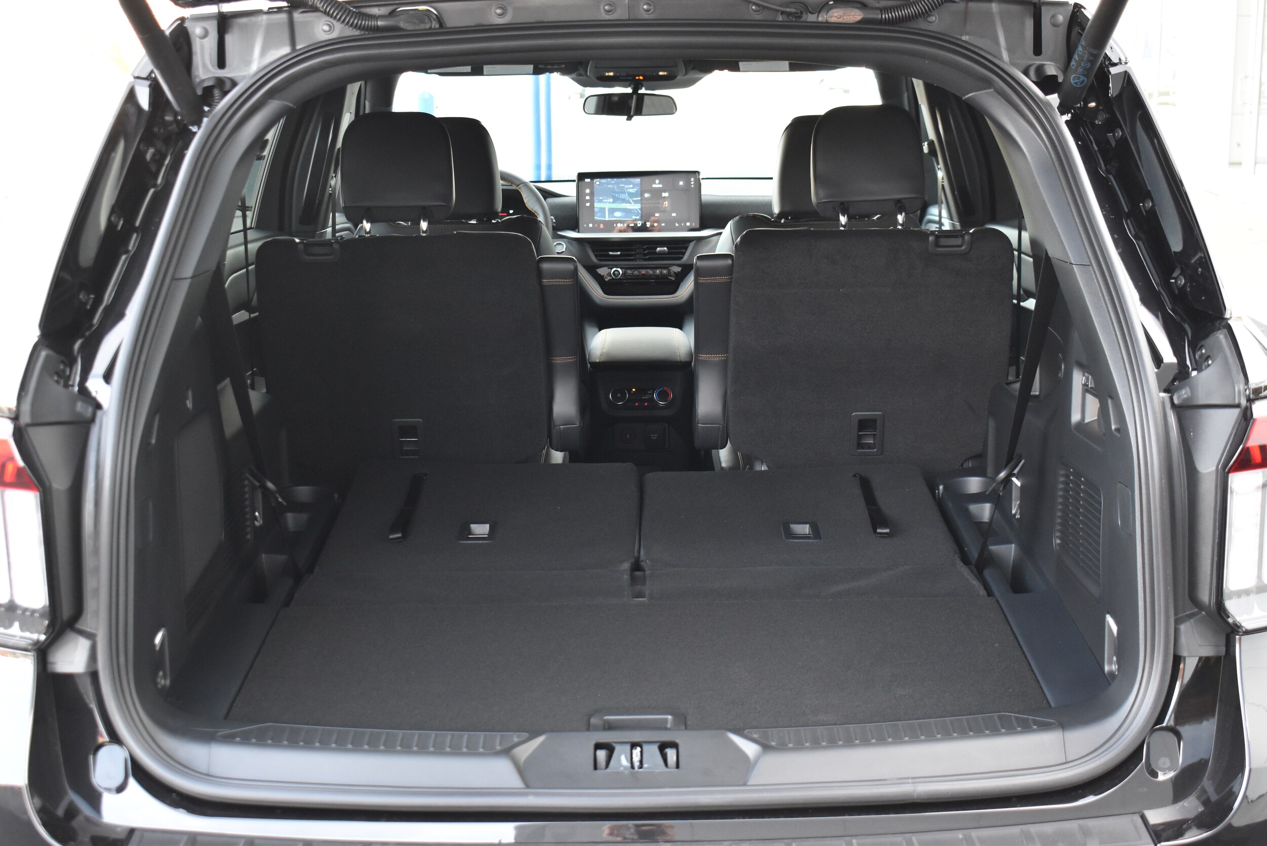 2026 Ford Explorer Tremor - Photo 10