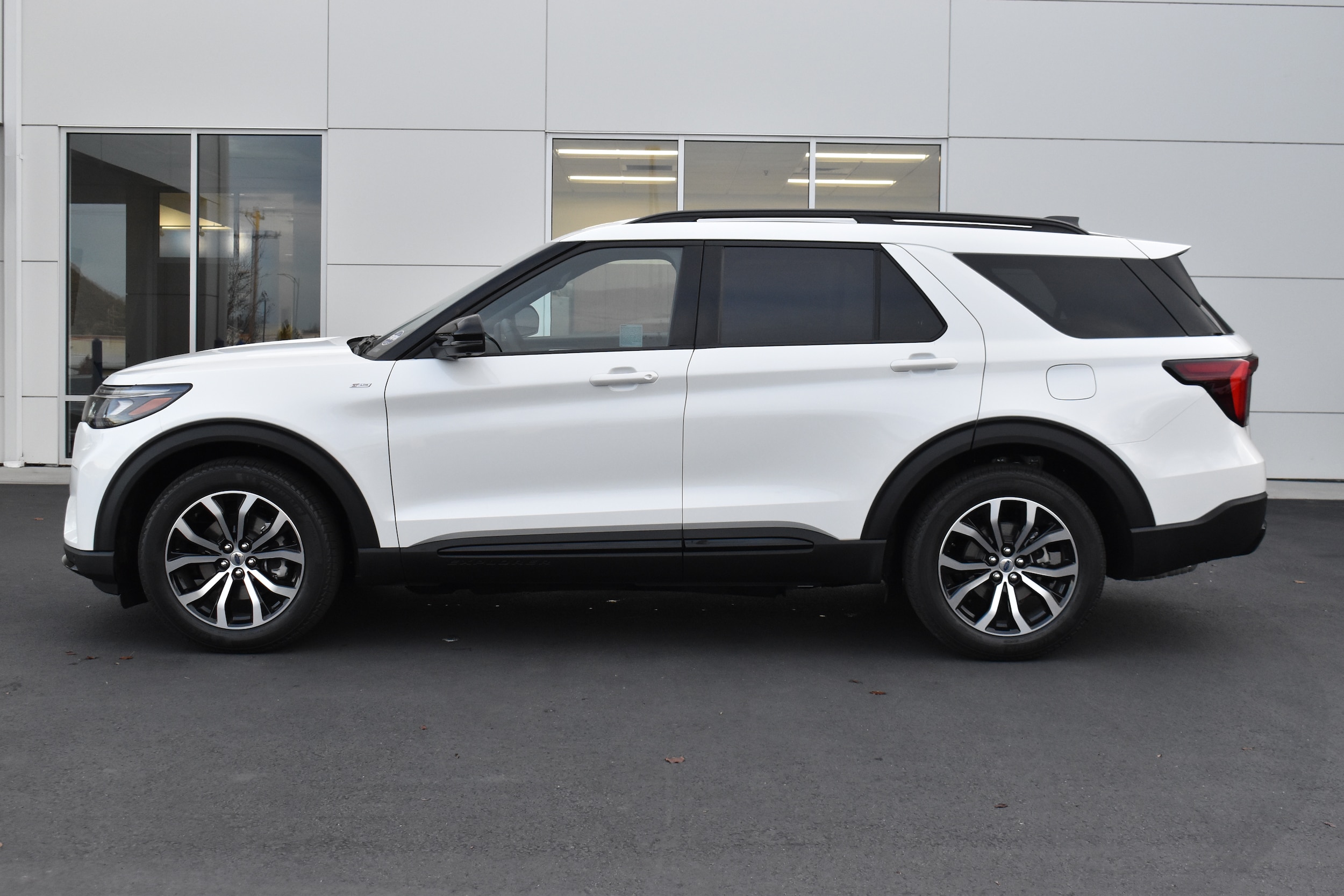2026 Ford Explorer ST-Line - Photo 12