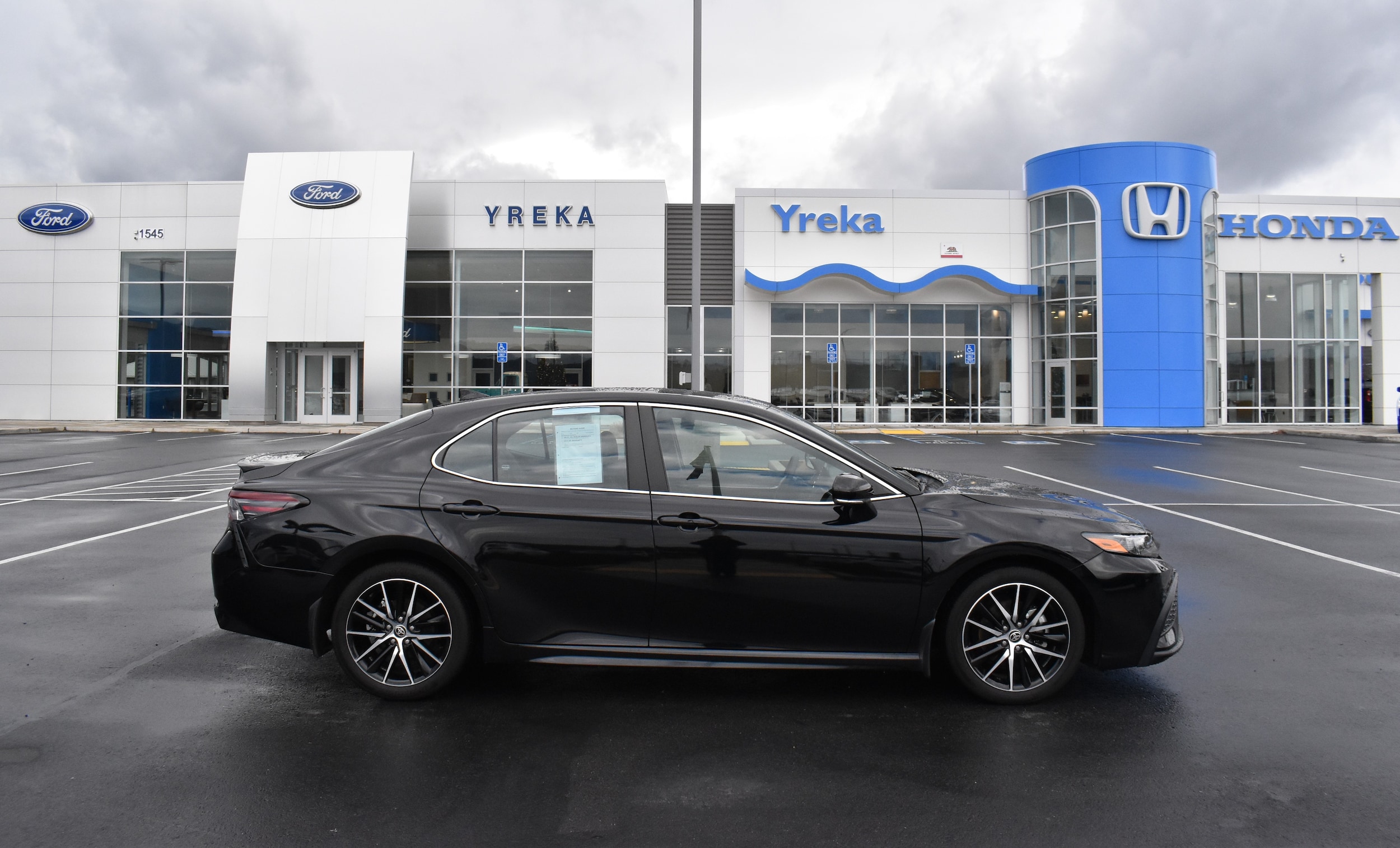 2024 Toyota Camry SE's photo