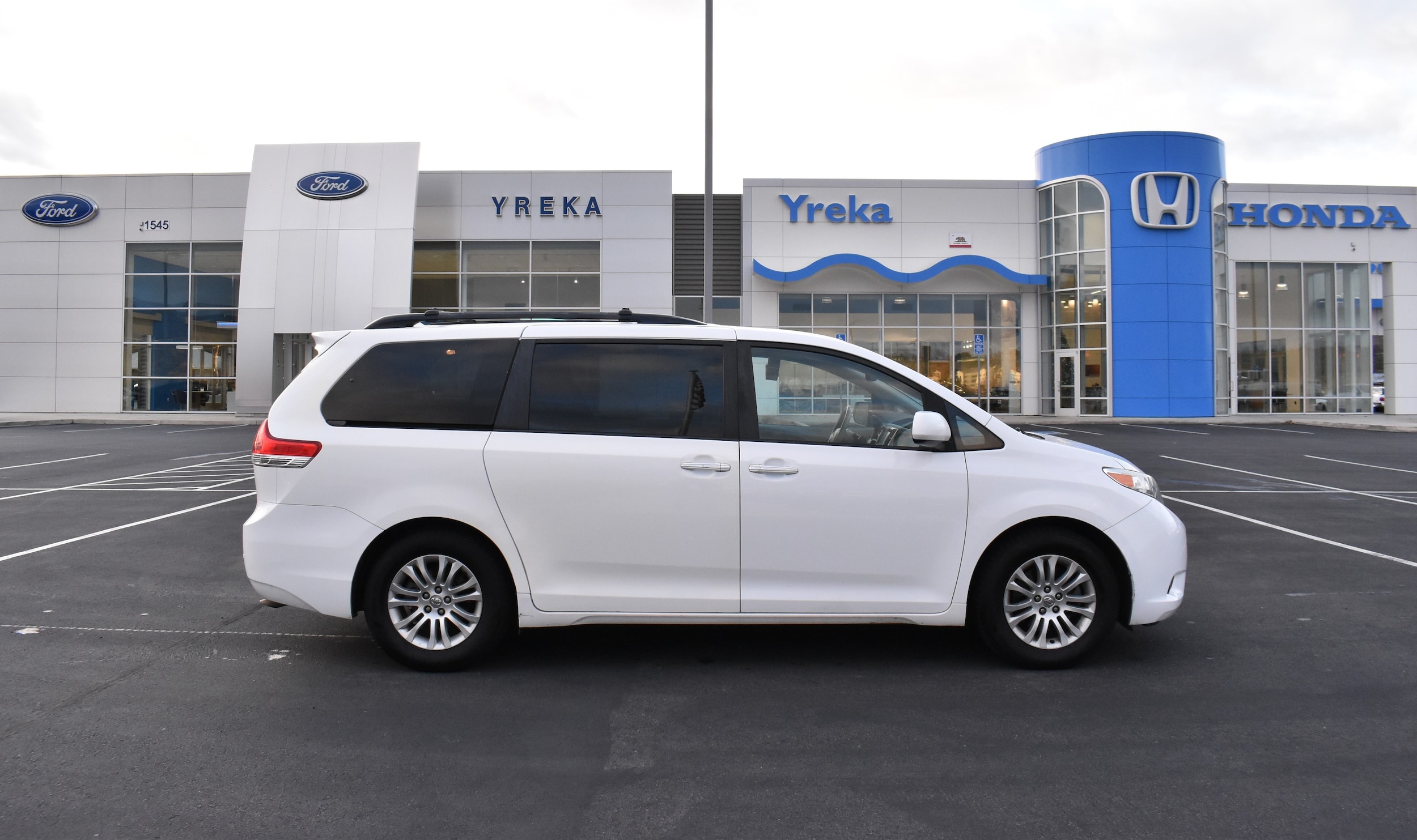2014 Toyota Sienna XLE's photo