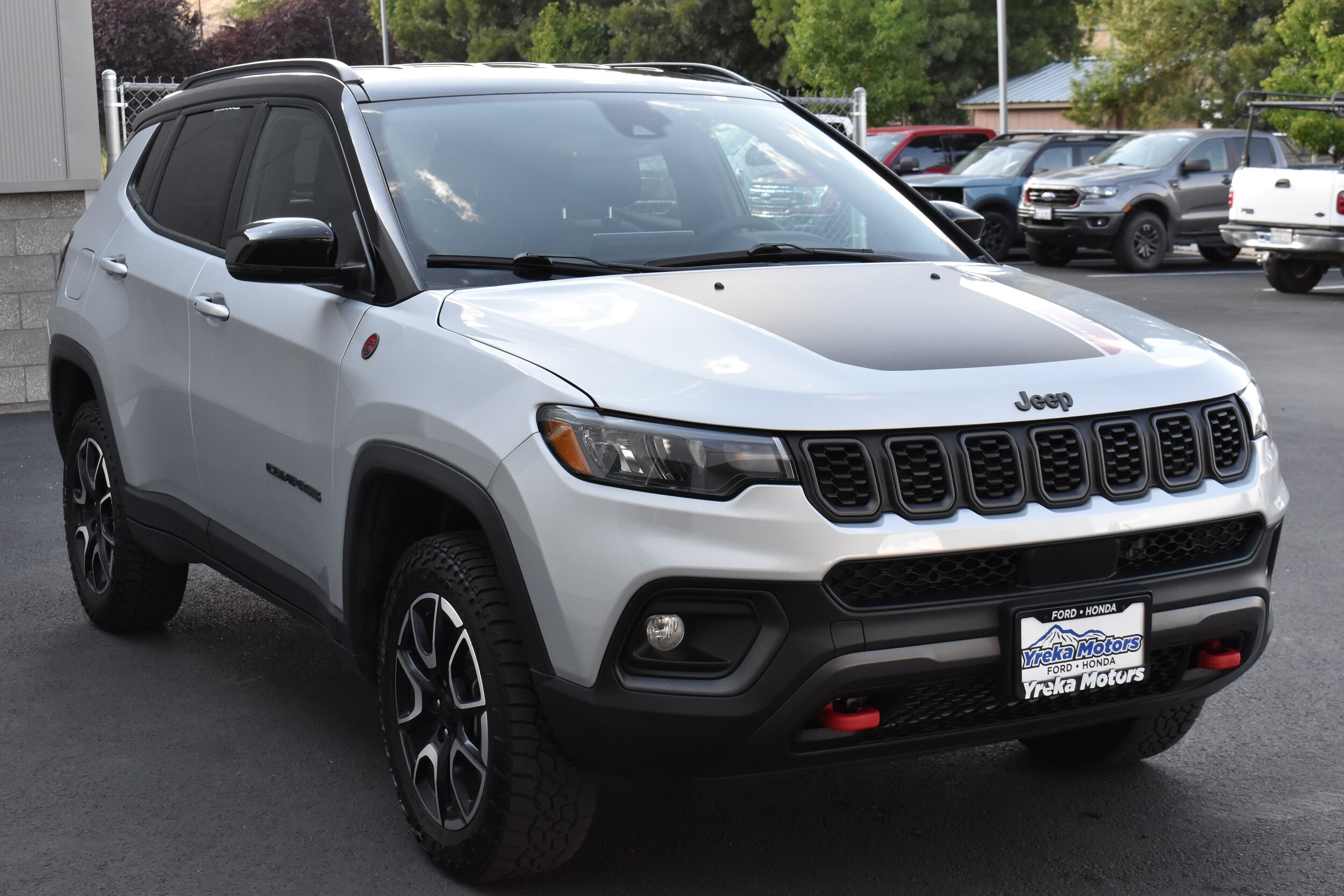 2024 Jeep Compass Trailhawk photo 2