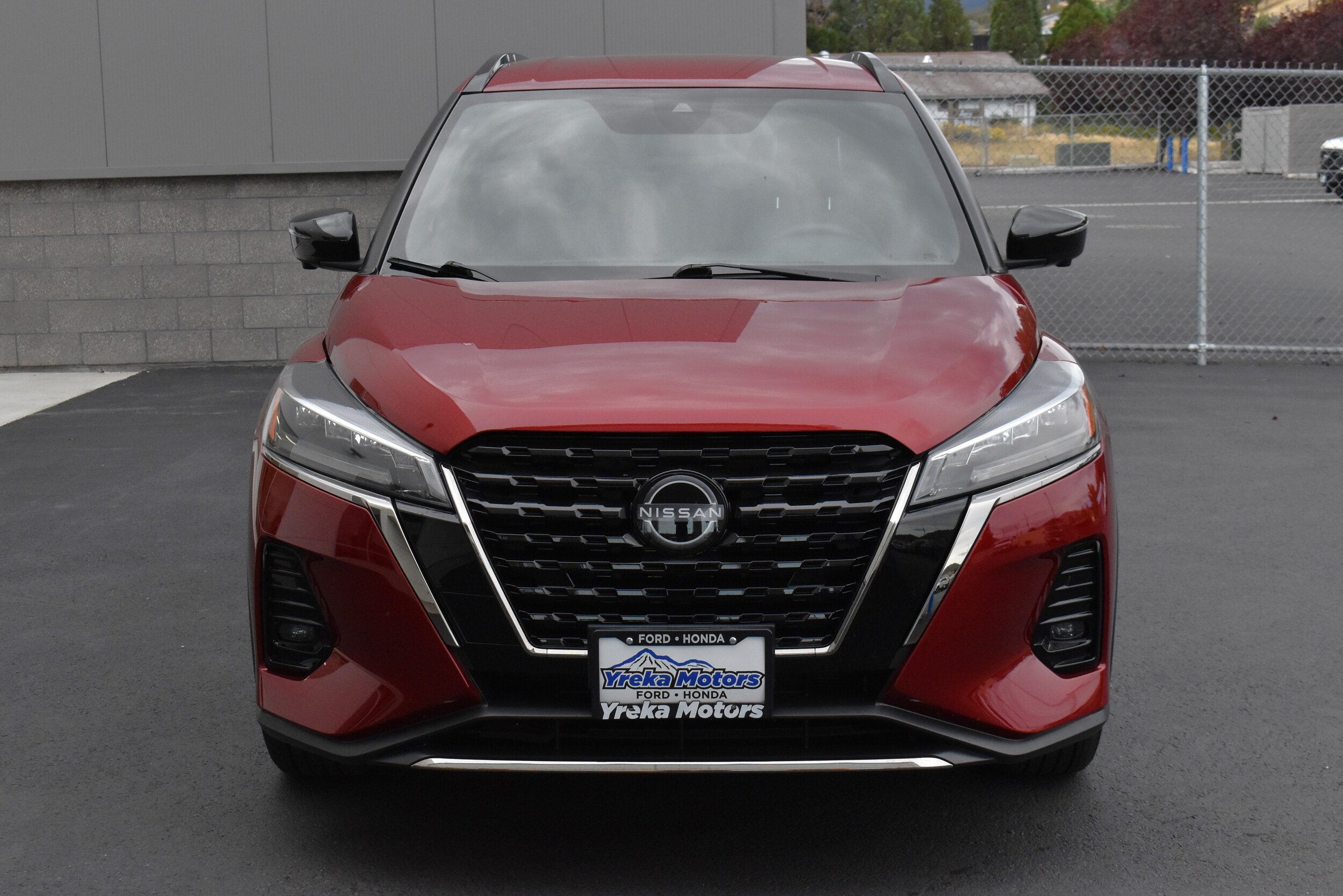 2024 Nissan Kicks SR photo 2