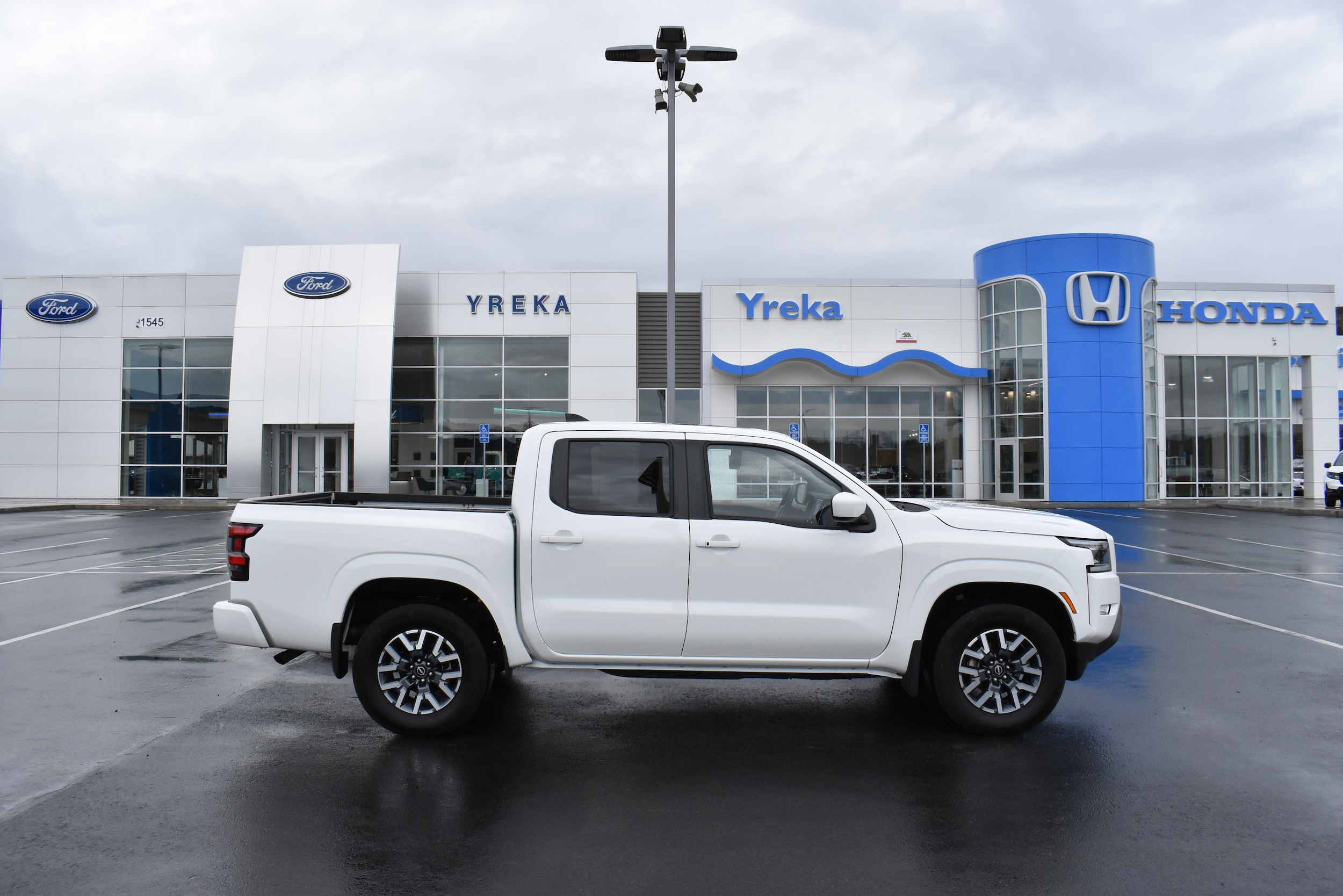 2024 Nissan Frontier SL's photo