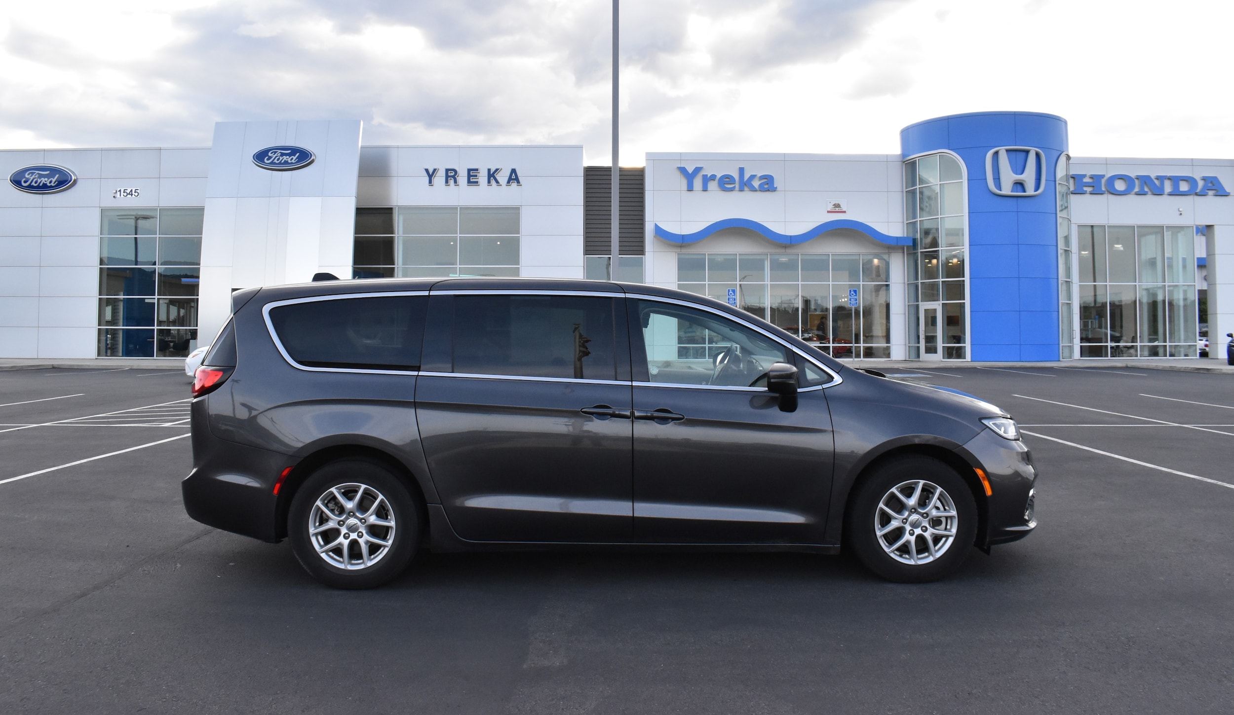 2023 Chrysler Pacifica Touring L's photo
