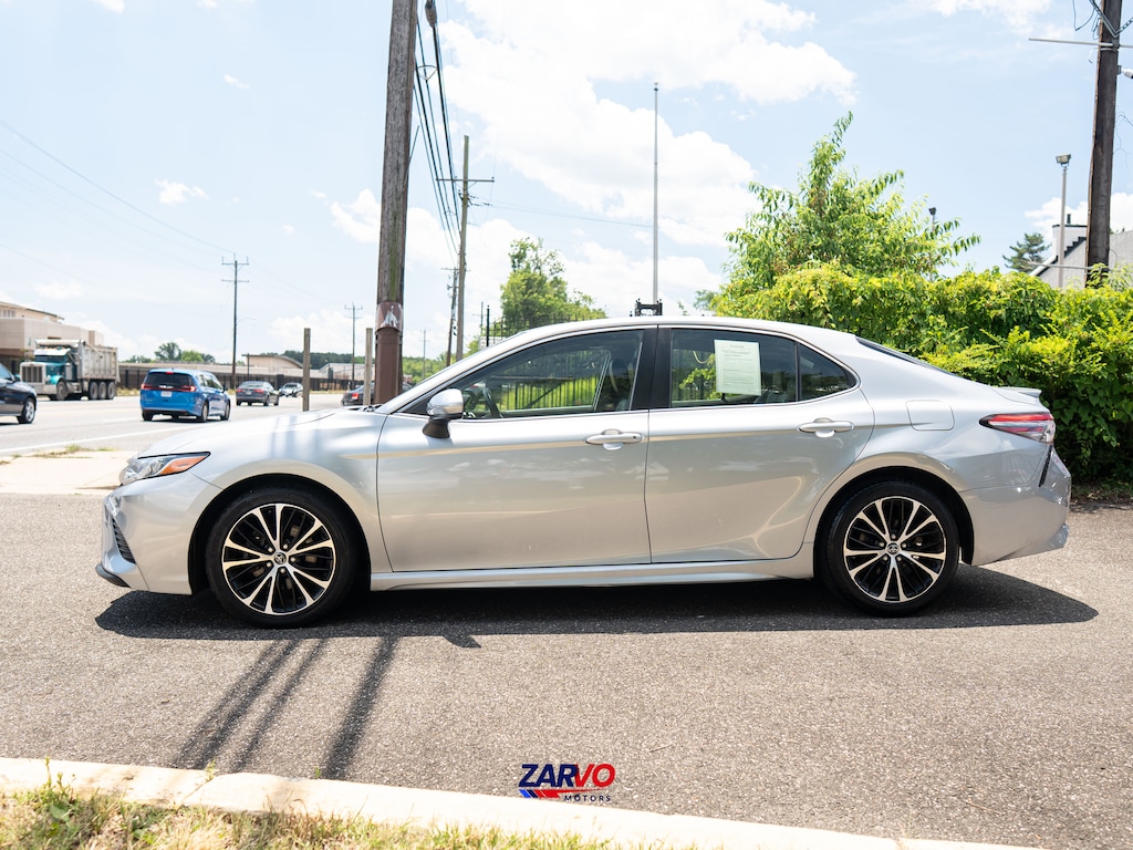 Used 2018 Toyota Camry SE Sedan