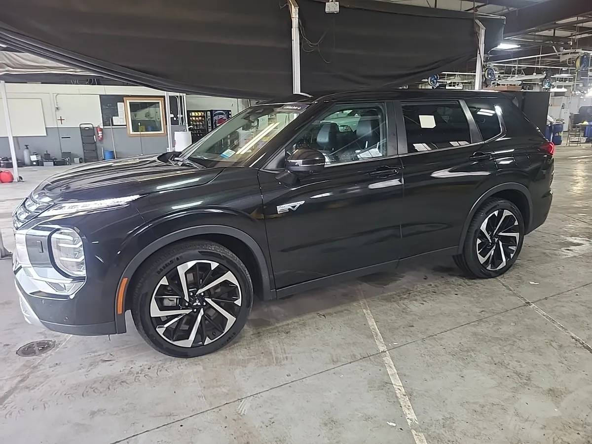 Mitsubishi Outlander Plug-In Hybrid