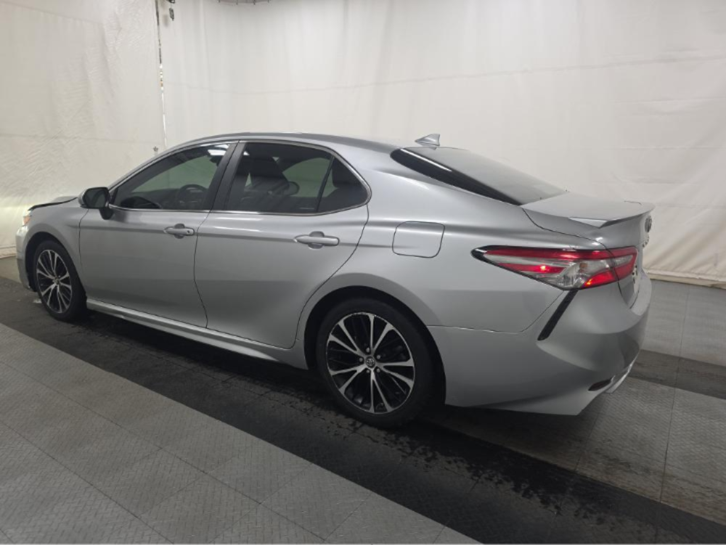 Used 2018 Toyota Camry SE Sedan