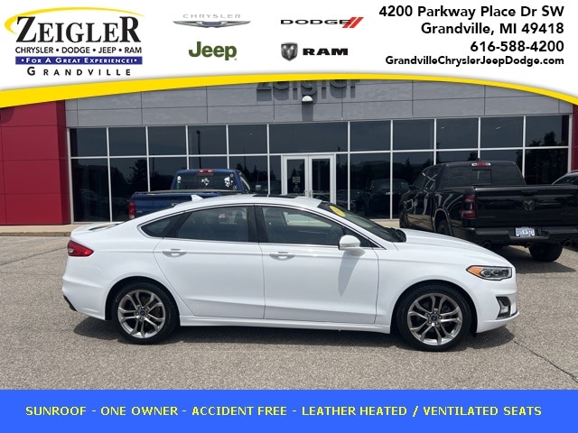 2020 Ford Fusion Hybrid Titanium's photo