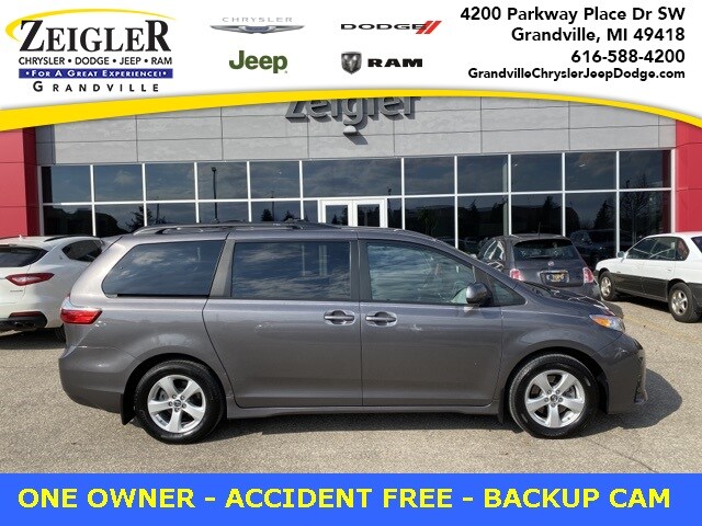 2018 Toyota Sienna LE's photo