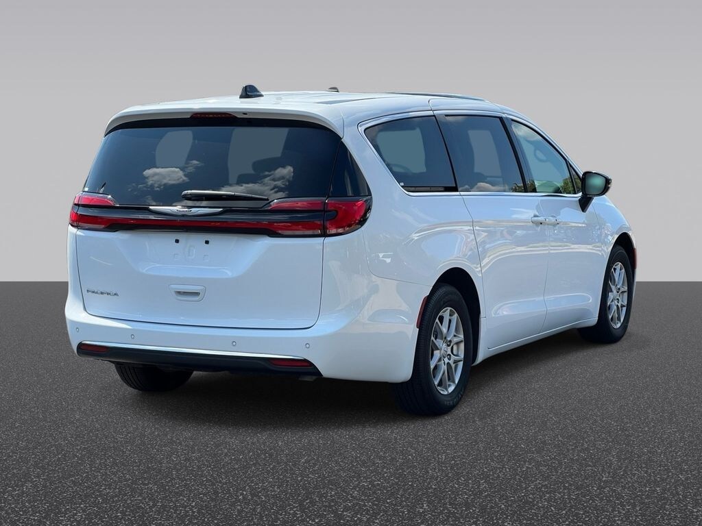 Used 2025 Chrysler Pacifica Select Minivan/Van