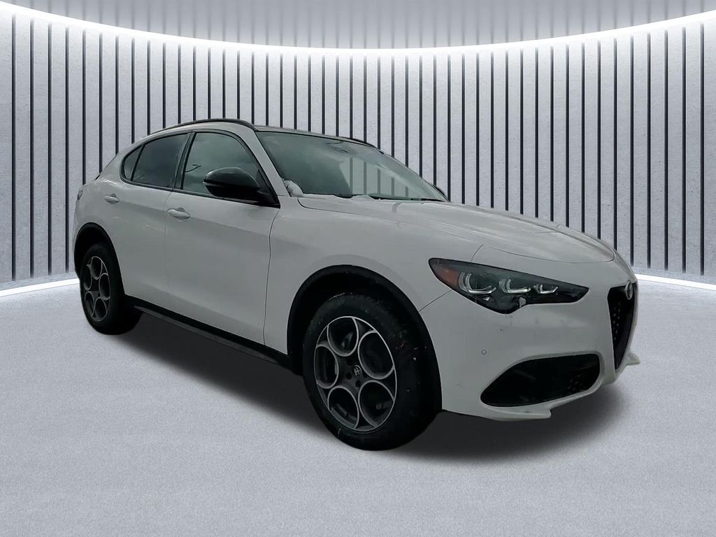 2025 Alfa Romeo Stelvio Base