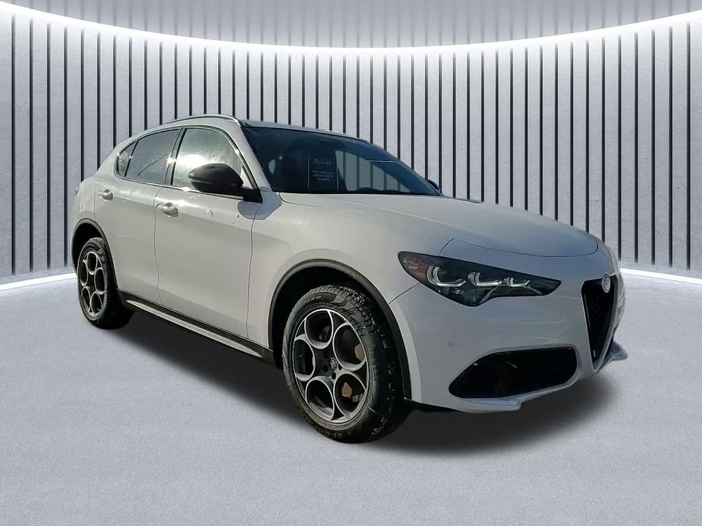 2025 Alfa Romeo Stelvio Base