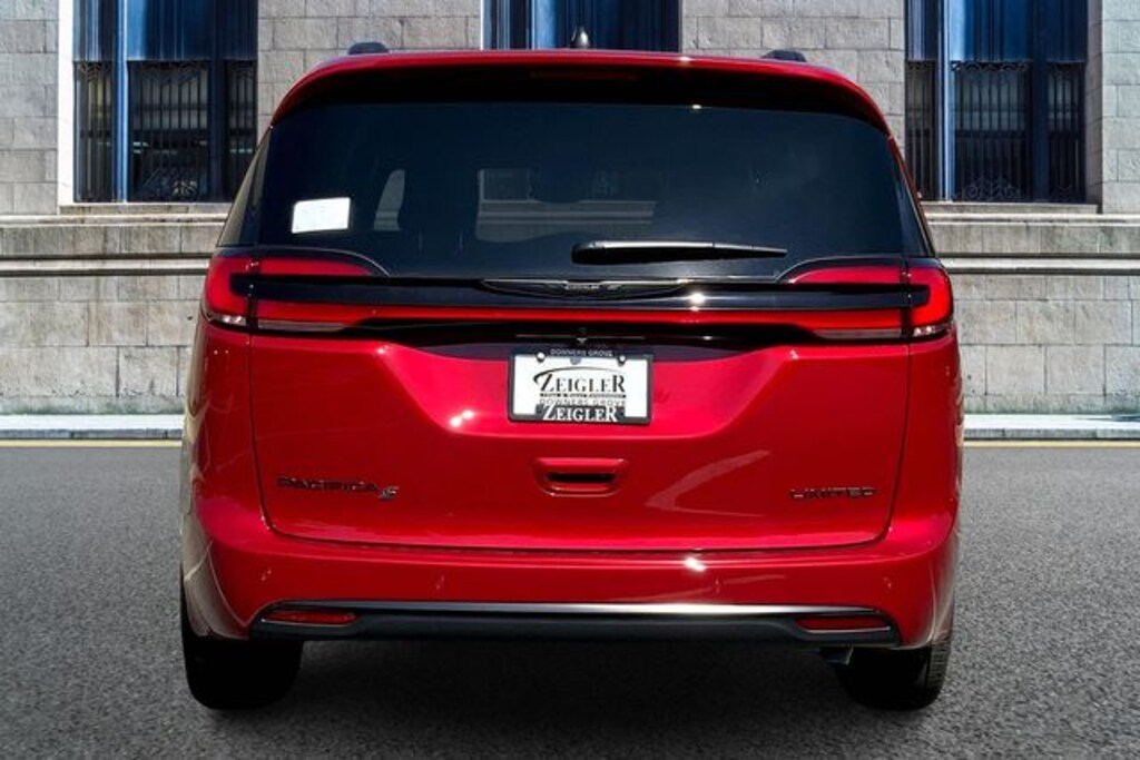 New 2026 Chrysler Pacifica Limited Van Passenger Van