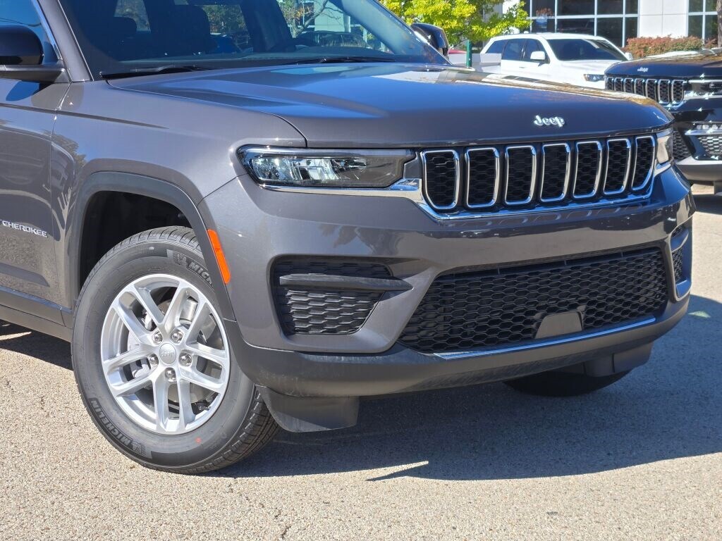 New 2025 Jeep Grand Cherokee Laredo SUV