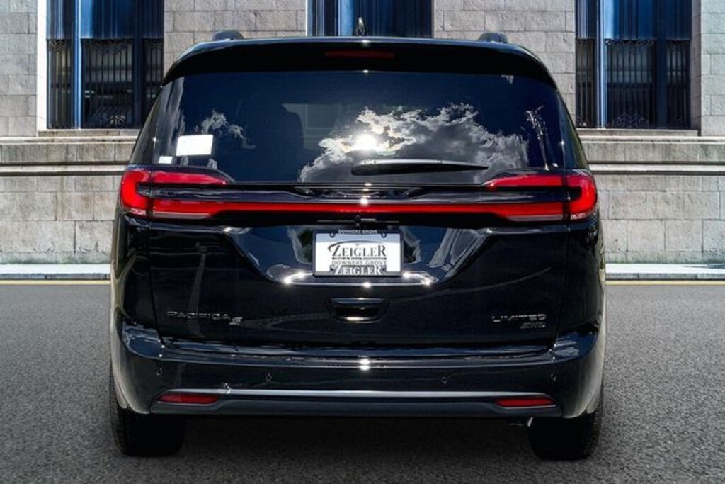 New 2027 Chrysler Pacifica Limited Van Passenger Van