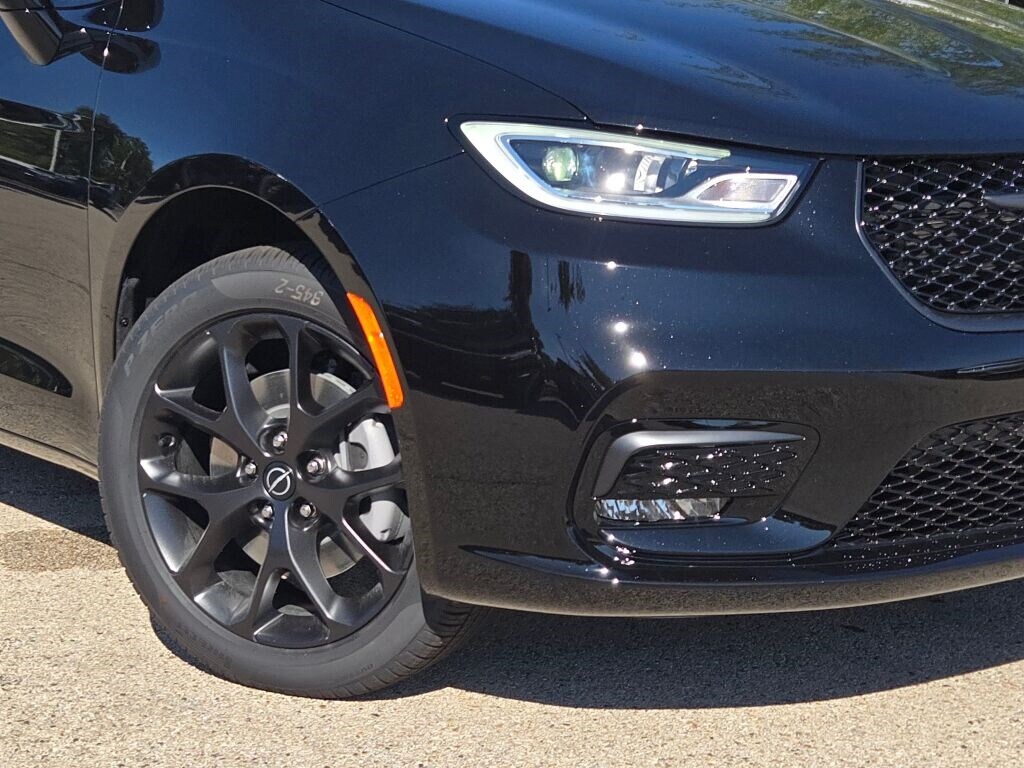 New 2026 Chrysler Pacifica Limited Van Passenger Van