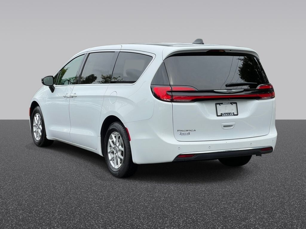 Used 2025 Chrysler Pacifica Select Minivan/Van