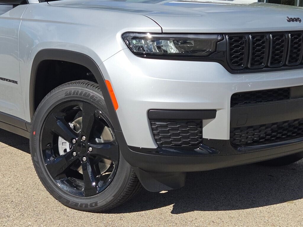 New 2025 Jeep Grand Cherokee L Laredo SUV