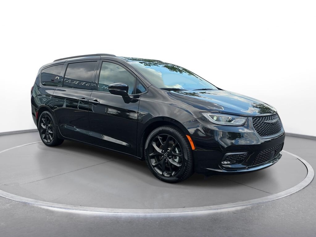 Used 2025 Chrysler Pacifica Limited Minivan/Van
