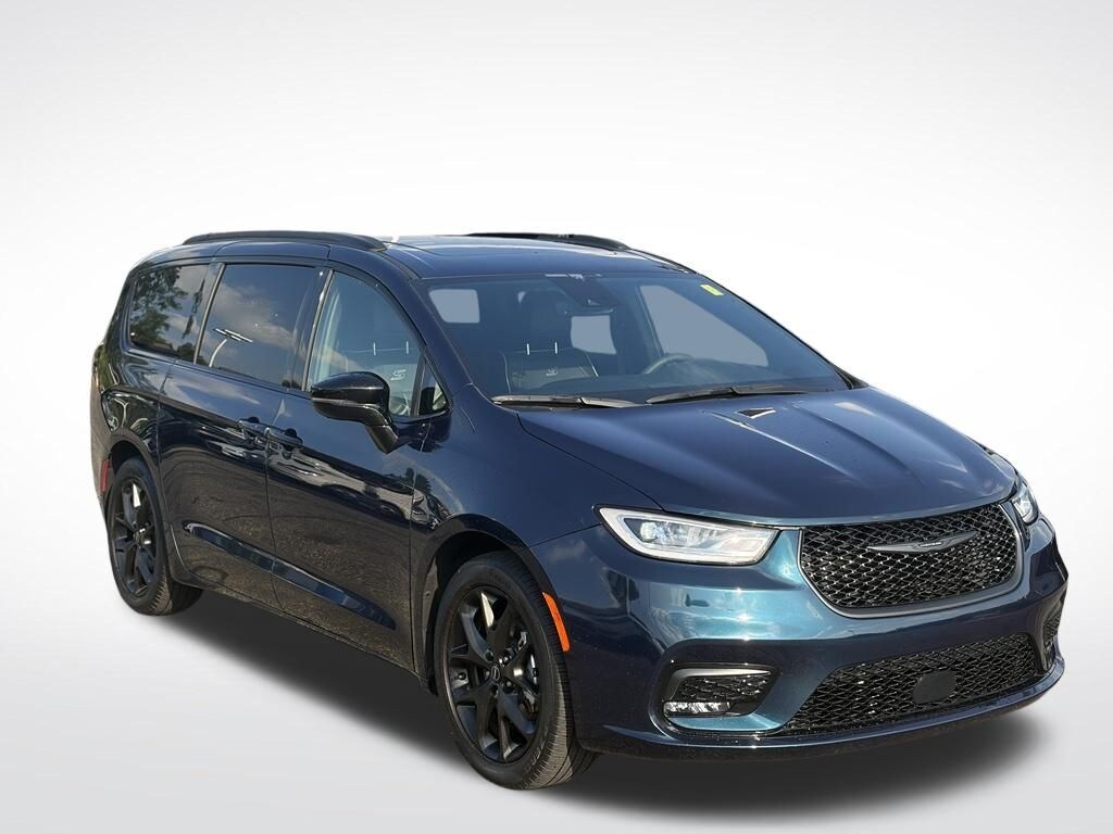 Certified 2025 Chrysler Pacifica Limited Minivan/Van